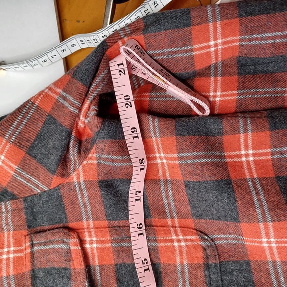 Men's beautiful red plaid shirt. Size small. - Picture 12 of 13